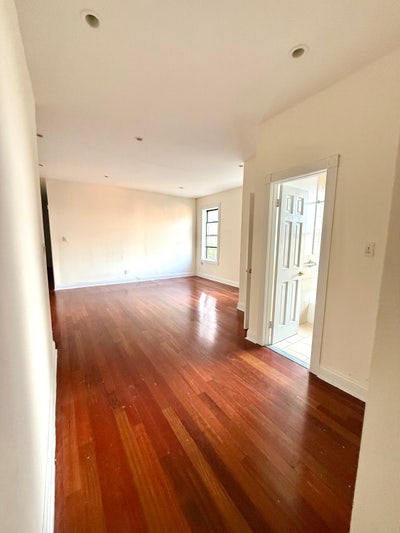 3 Bed/ 2 Bath/ room share / private bath/ 🛗 laundr Main Photo