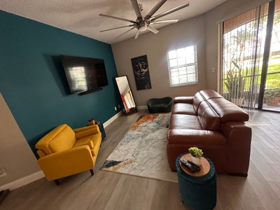 Room for Female Pro – Bath, Laundry, Parking Main Photo