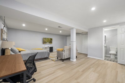 Large private room is beautifully furnished! Main Photo