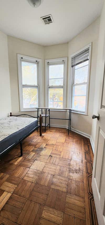 New High Ceiling Large Kitchen Short Walk to Path Main Photo