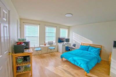 Hillside views, bedroom, private bath, kitchenette Main Photo