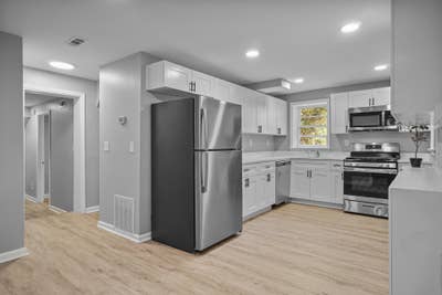 **In front of public transportation ** Comfort **  Main Photo