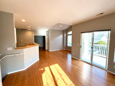 Large 1 Bedroom Townhouse w Attached Garage Main Photo