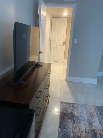 Private room $950!! w/private bath $1150 Main Photo