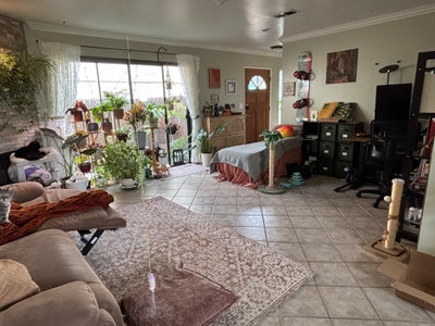 Private bed + bath in spacious bright townhome Main Photo