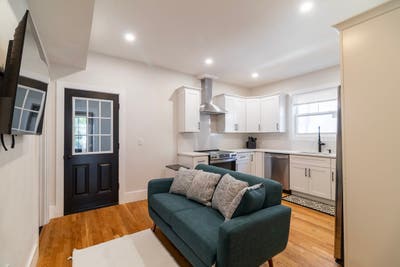 Room in Roxbury on a flexible lease Main Photo