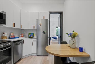 Room in Ridgewood on a flexible lease Main Photo