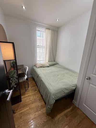 We’re looking for a new roommate. Manhattan Main Photo