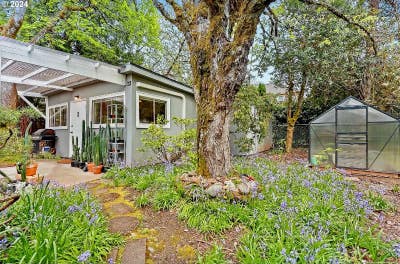 Charming Pet Friendly Fully Fenced Guest House wit Main Photo