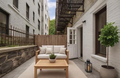 Private garden oasis in Midtown East Main Photo