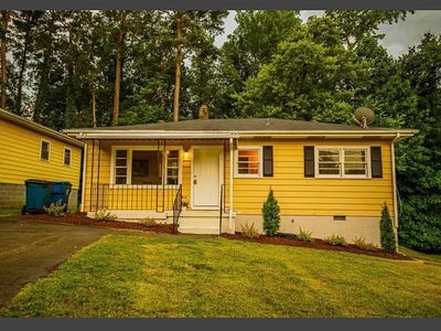 Private Rooms available in 3 bedroom house Main Photo