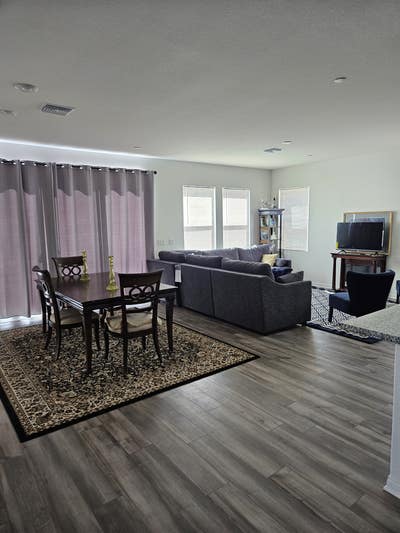 Professional and or student Female to Share Main Photo