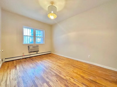 4Brs Avail in Massive Duplex W Laundry Yard off Jz Main Photo