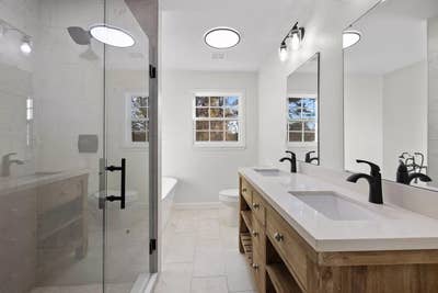 Live in All Female Durham Home Main Photo