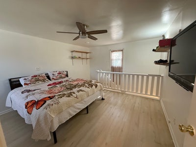 Spacious room upstairs for rent Main Photo