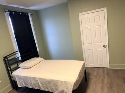 5 Bedroom home with single and shared rooms Main Photo