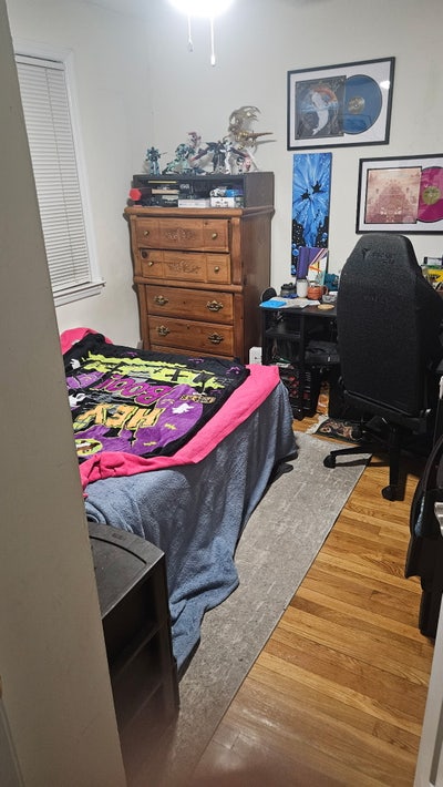 Looking for a roommate Main Photo