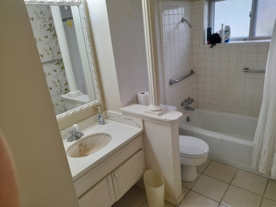 Huge bedroom, garage parking, very private Main Photo