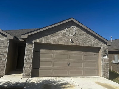 Spacious accom in Von Ormy Main Photo