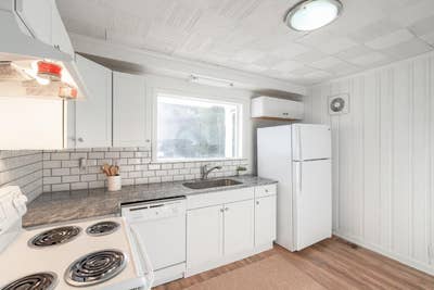 Almond Park Home, a 5 minute walk to bus 50 Main Photo