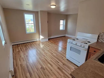 Rent: $1,300 deposit $800 1 BR 1 bathroom 850sqft  Main Photo