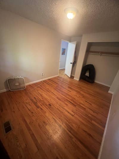 Private Bedroom  in a single level house Main Photo