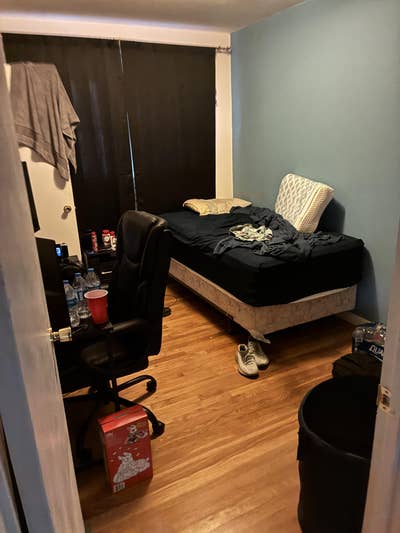 Small bedroom share bathrooim with one other Main Photo