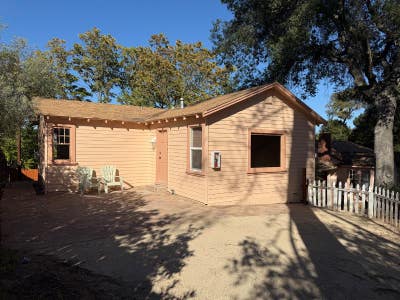 Charming Colony Cottage with Mountain Views Main Photo