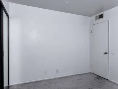 Room available in quiet neighborhood in Burbank Main Photo