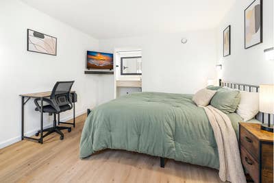 Modern Bridge City home  Fully furnished rooms, eq Main Photo