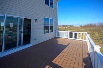 Looking for a female roommate - Townhouse Main Photo