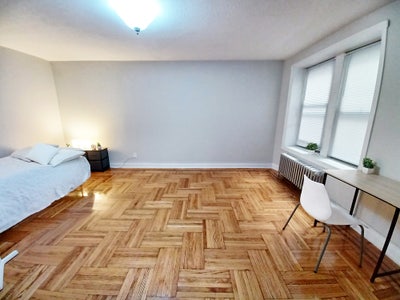 Looking for 1 Female Roommate for a large bedroom Main Photo