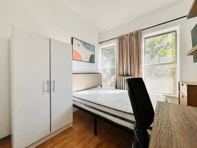 Stunner 3-Bedroom / 1-Bathroom Apartemt Main Photo