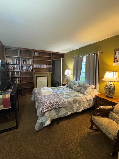 Private Room & Bath w/spacious Walk-In Closet    Main Photo