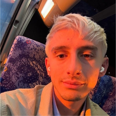 I am a professional male aged 25. I am lookin... Main Photo