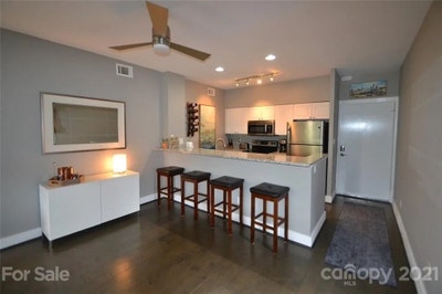 Sizeable accom in Charlotte Main Photo