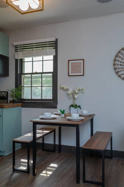 1945 Cozy Cottage – Warm, HomeLike Comfort, Minute Main Photo