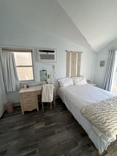 Gorgeous room in the West End with a balcony! Main Photo