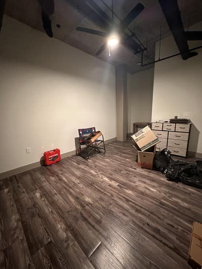 Spacious room and a super size closet Main Photo