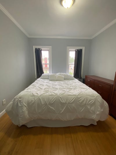 Small or large room available in private townhouse Main Photo