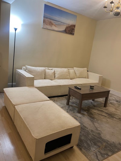 1 room in a 3 bed room home Main Photo