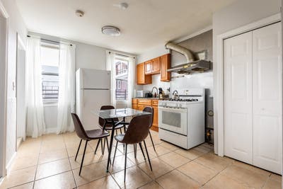 2 bed in Downtown on a flexible lease Main Photo
