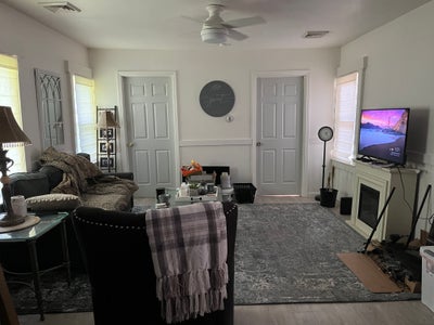 Share small two bedroom cottage on quiet street Main Photo