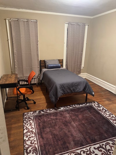 Small room with Flat screen  Main Photo