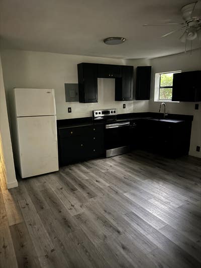 Female looking for room mate  Main Photo