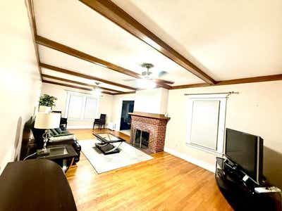 2 mins walk to Hosp. Prime Location. Stylish room. Main Photo