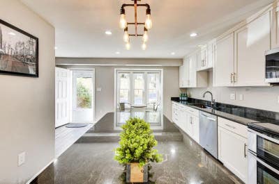 Cozy Bedroom with Shared Bathroom in Fairfax Next Main Photo