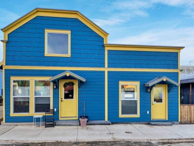 Cute 1 bedbath in town with shared yard Main Photo