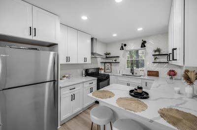 Enjoy comfy living in a spacious home in East Poin Main Photo