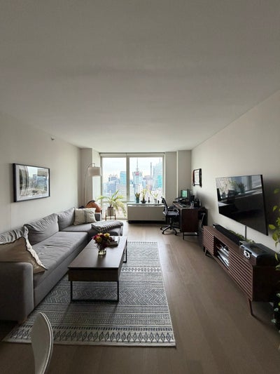 Spacious 1-Bedroom on the 57th Floor Main Photo